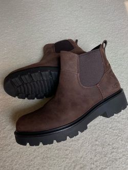 Like new UGG waterproof leather boot Womens 8
