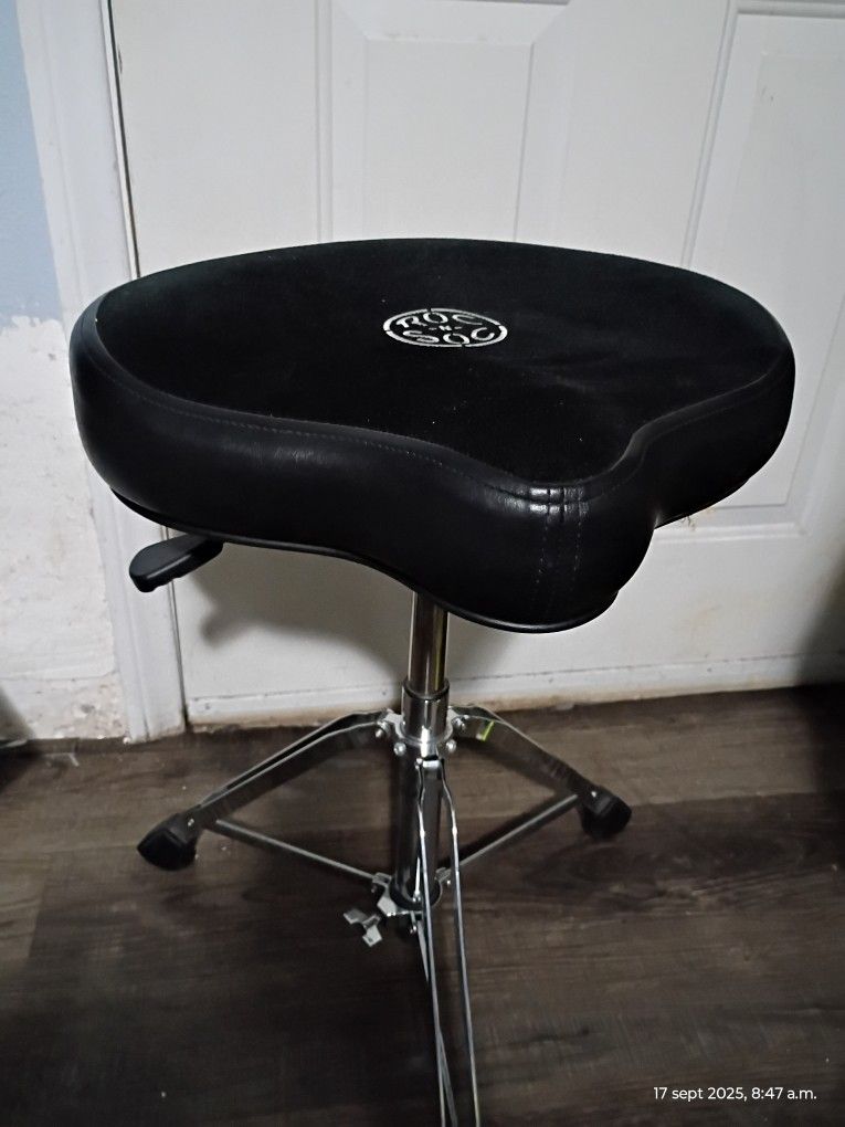 ROC-N-SOC Throne 
