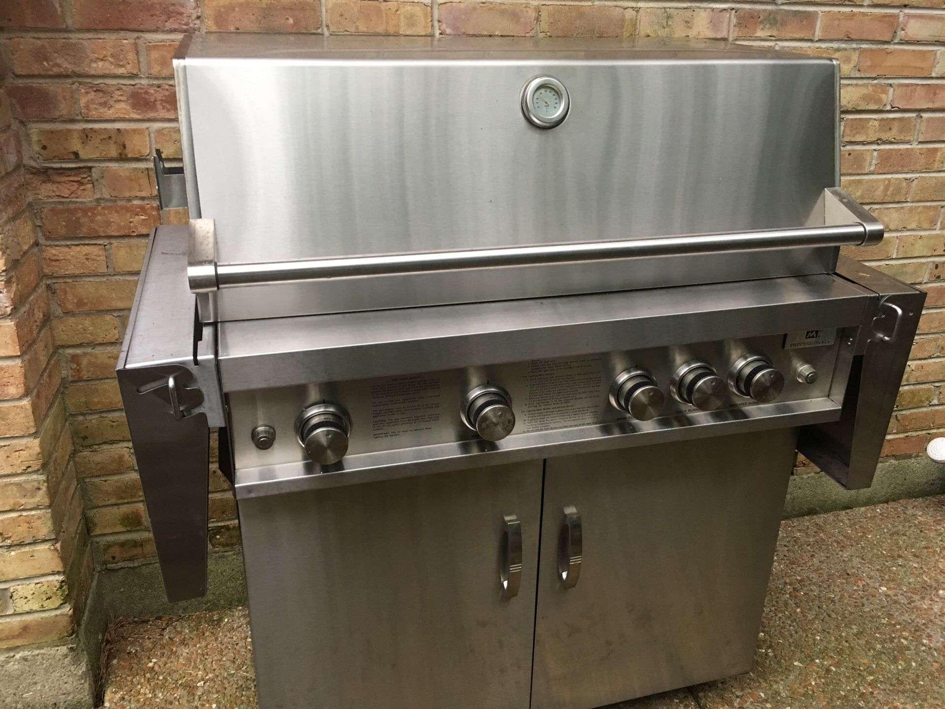 Gas grill. Members mark professional