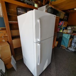 Insignia 18 Cu Ft Fridge/Freezer 