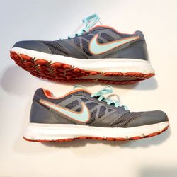 Woman's Nike downshifter 6 sneaker size: 9.5