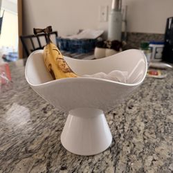 Decorative Pedestal Fruit Bowl (White)