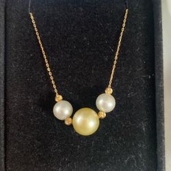 Pearl gold necklace