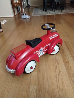 Antique Radio Flyer fire Engine
Hook and ladder vintage antique toy ride on car. Located in Montgomery village MD. Firetruck engine.