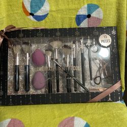 13 Piece Makeup Set