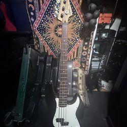 Squier — 2001 — P-Bass — Black