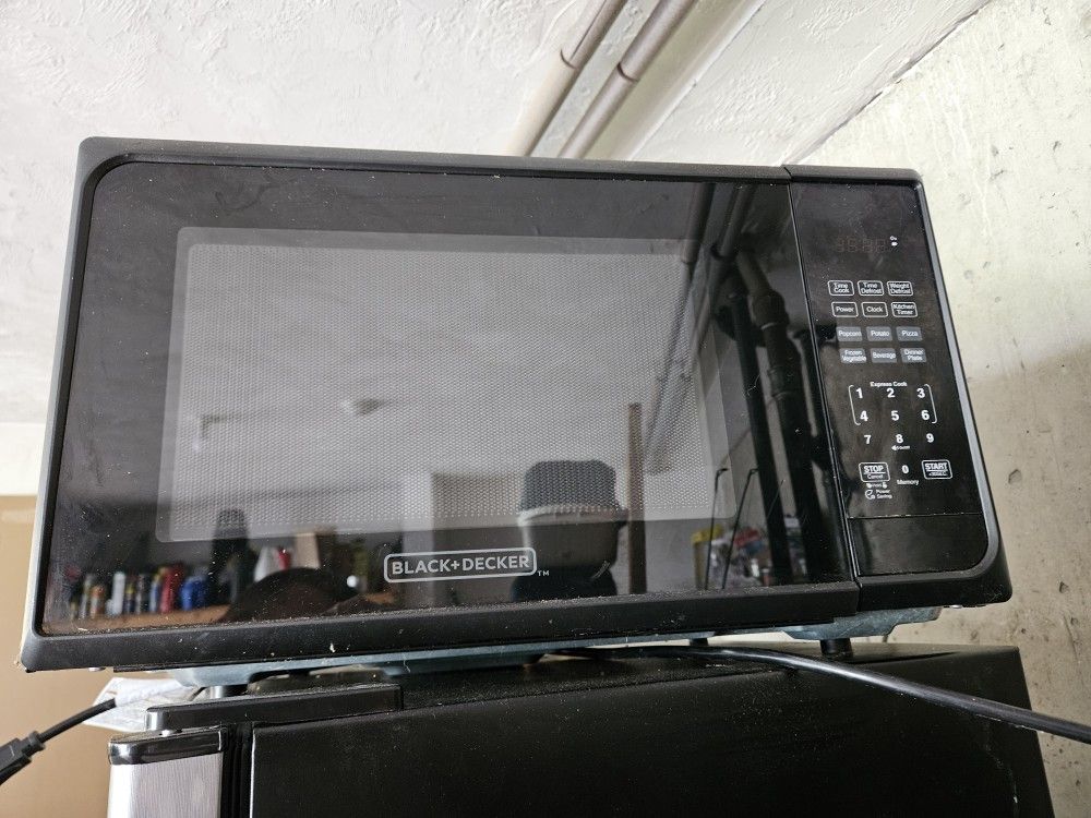 Black And Decker Microwave 1000W