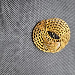 Round Gold Tone 3d Brooch