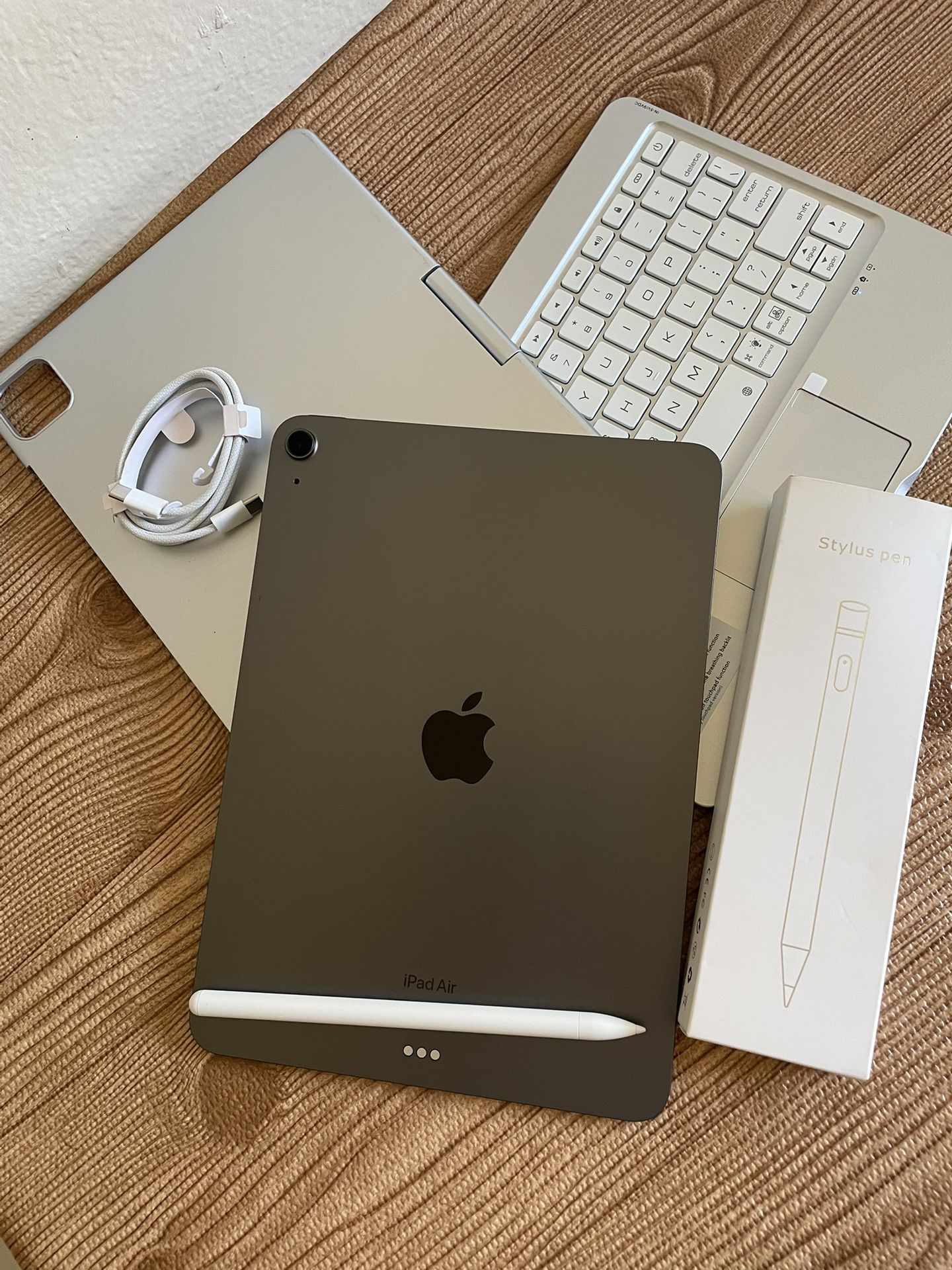 Apple iPad Air 5th Generation (M1 chip / 2022) 64GB with keyboard, pencil & Accessories 