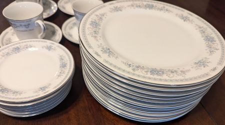 China Set- large 26 piece / fine porcelain china