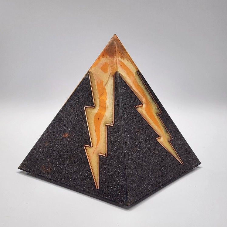 Titania Thunderbolt Orgonite Pyramid – Quartz, Amethyst, Rose Quartz, Aventurine, Copper
Description:
The Titania pyramid is a large handmade orgoni