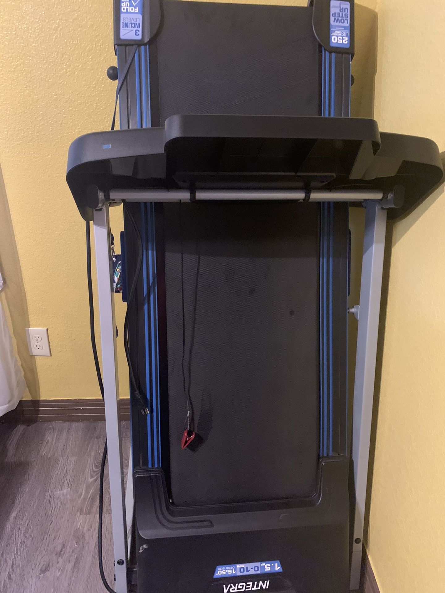 Integra fitness t500 folding treadmill for Sale in San Antonio, TX