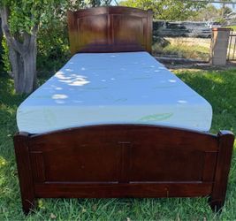 Nice twin bed with good mattress set