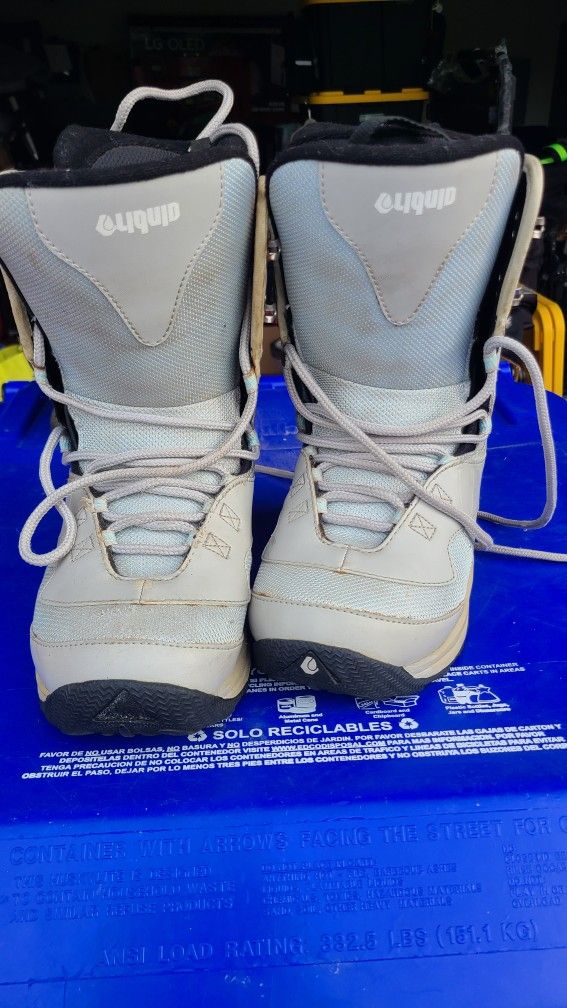 Womens Size 7 Snow Boot