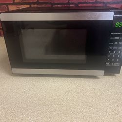 Small Hamilton Beach 900 Watt Microwave 