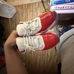 Jordan 11 retro low white red 9.5 2022 