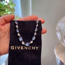 New Givenchy Necklace In A Pouch (Pick up🛒 In Bellevue) *Check Out My Other Posts 💕