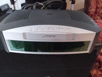 BOSE. MODEL AV3-2-1 MEDIA CENTWR. CONSOLE WITH ONE CABLE