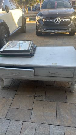 Vintage French country/shabbychic wooden coffee table
