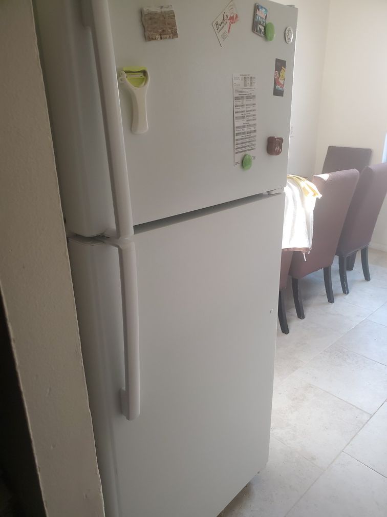 GE GTS16DTHMRWW fridge and freezer