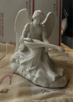 Avon 1997 Gift Collection White Angelic Porcelain Angel Lighted .