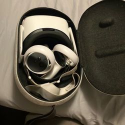 Oculus Quest 2 With Travel Case
