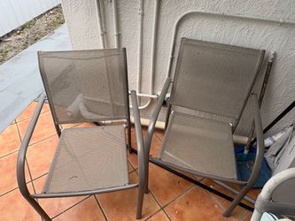 Set of 2 Outdoor Patio Chairs / Juego de 2 Sillas de Patio