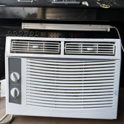 Window Air Conditioner 5,000 BTU – Works, Cheap