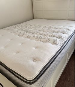 Queen Size Sealy Mattress and box spring