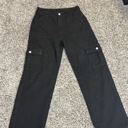 Black cargo pants with a straight-leg fit 