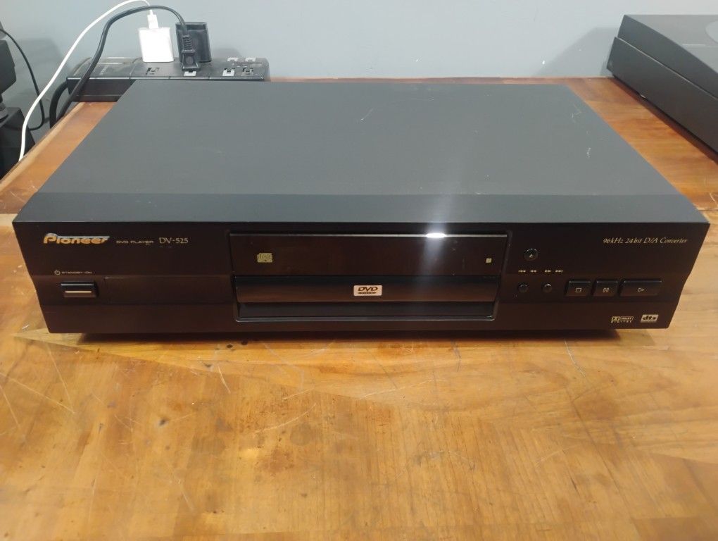  DV525 DVD / CD Player. Works perfect. No remote