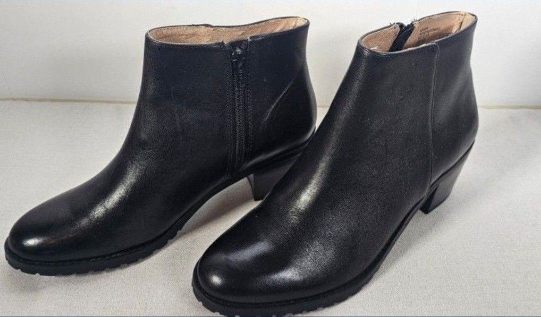 New Women’s LandsEnd Ankle Leather Boots. Open Box - Size 8.5
