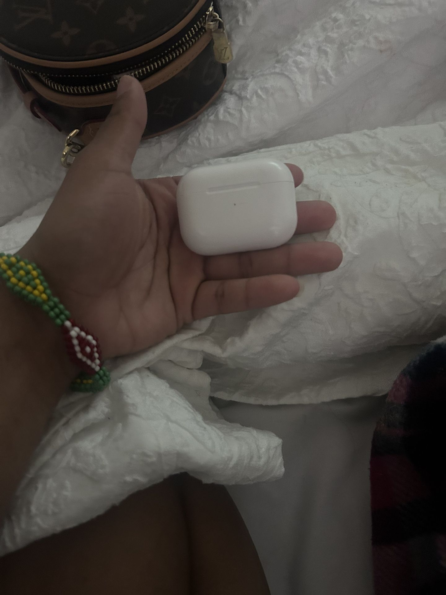 AirPods Pro 2 . Case Or Left AirPod Wit Case