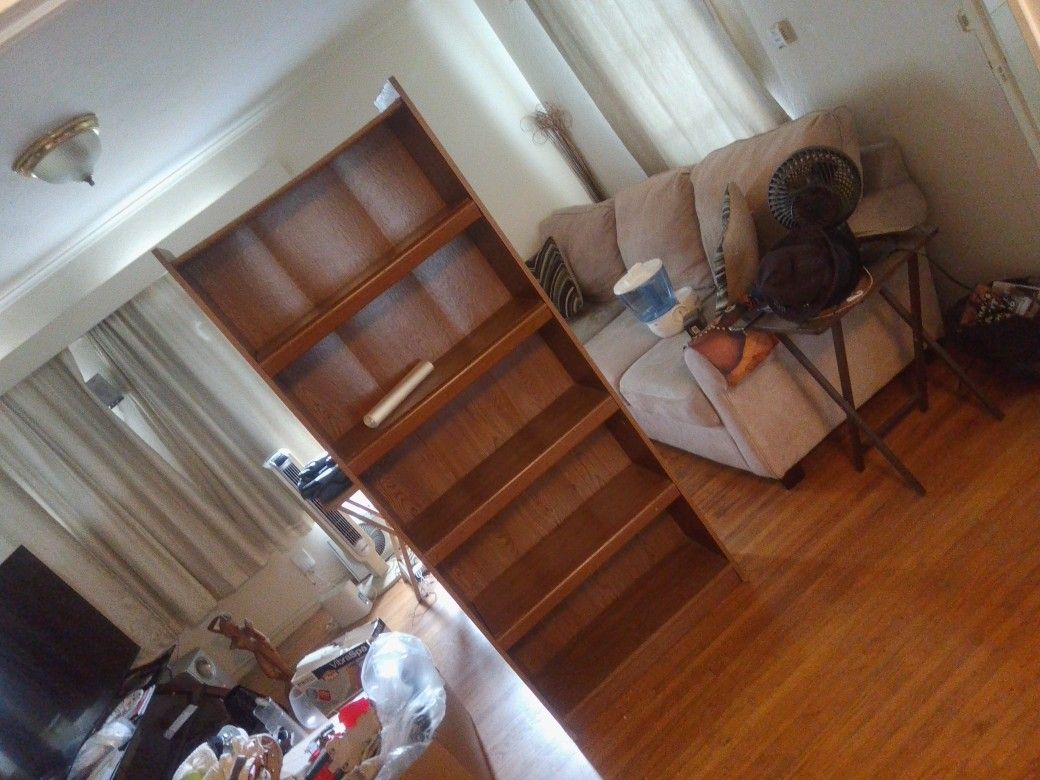 4 Wooden bookshelves