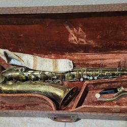 Olds AMBASSADOR Tenor Saxophone Vintage with Original Case needs repair  / parts 