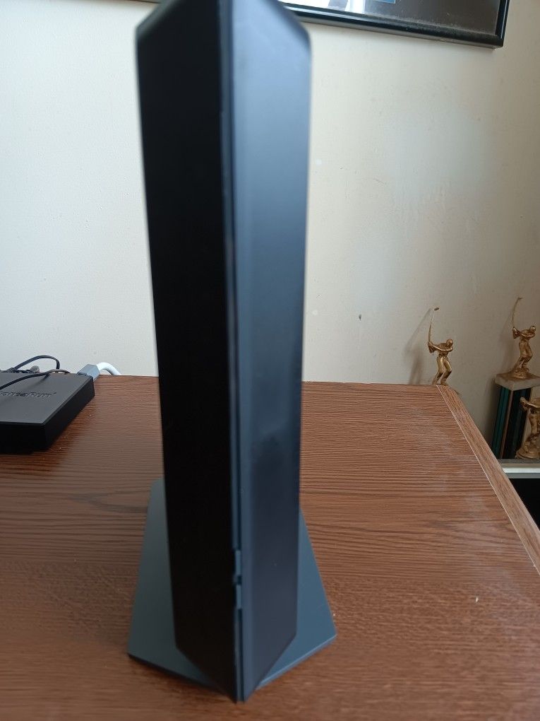 Netgear nighthawk AC1900 C7000 V2 Wi-Fi cable modem router.