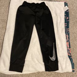 Nike sweats 6-7 year olds