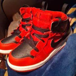 Nike Jordan 1 Mid Reverse bred