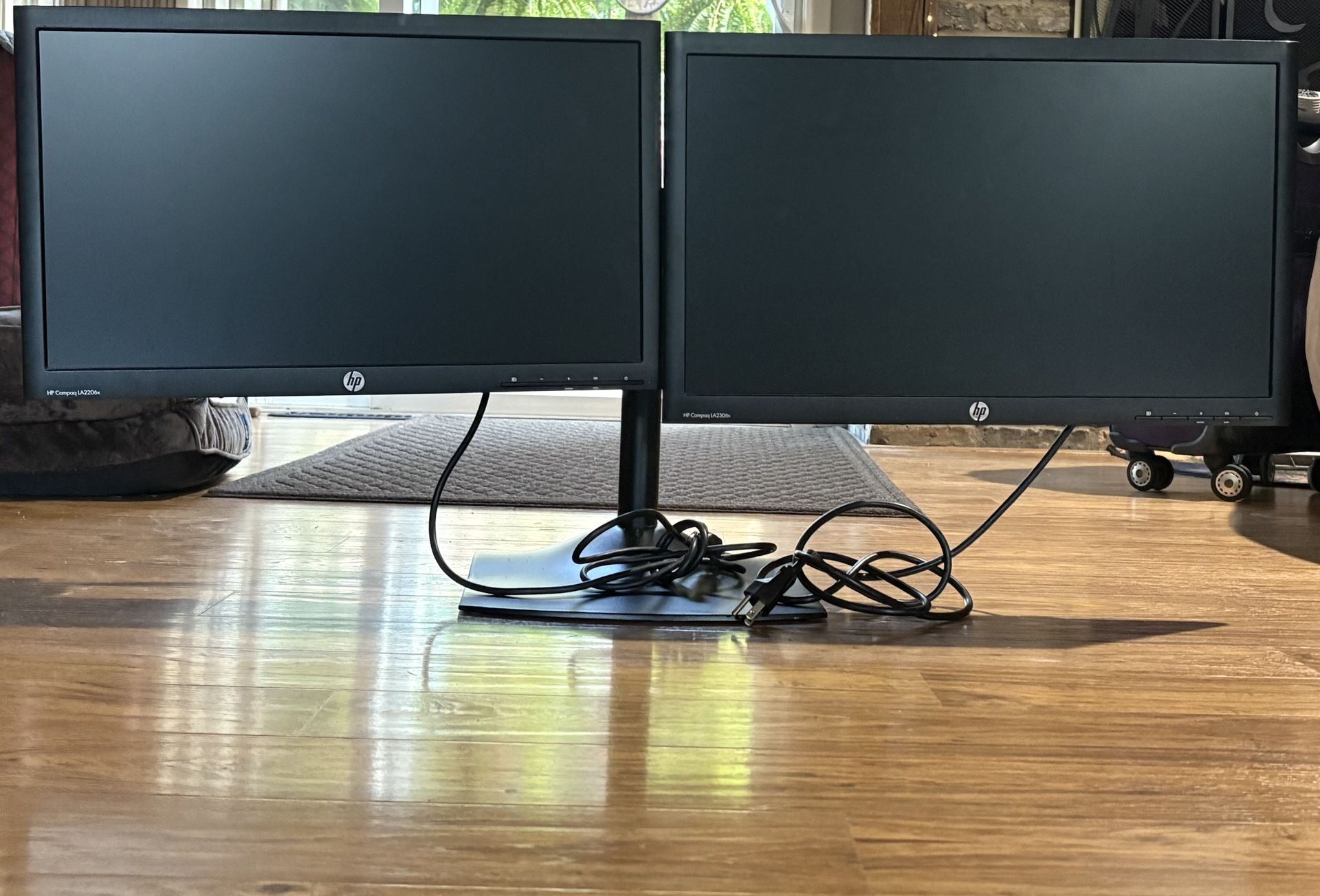 Double Monitor Stand With 2 - 25” Hp Monitors