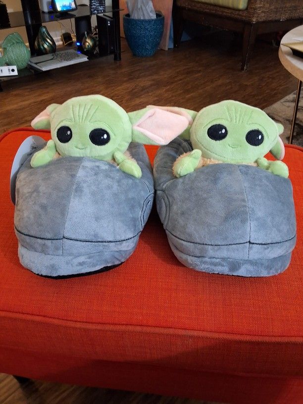 Baby Yoda/Grogu Plush Slippers - Kids Size 4-6 (Brand New)
