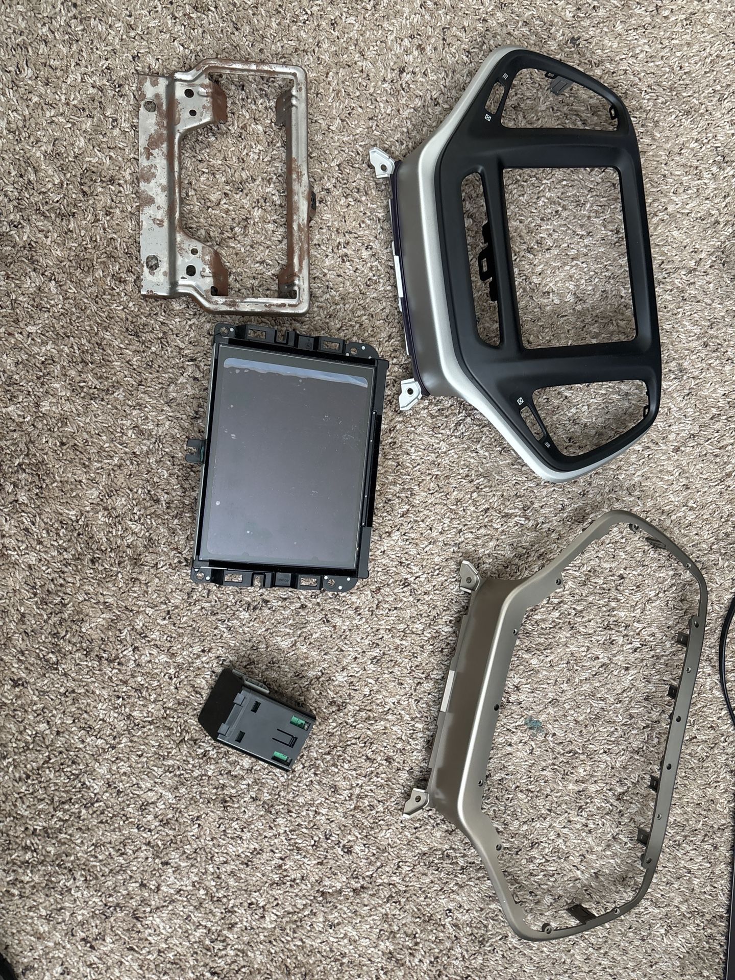 2018 Jeep Cherokee Latitude Plus OEM Radio & Dash Parts Set – Complete Assembly