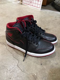 Jordan 1 mid Retro black red white size 11.5