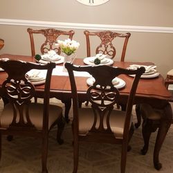 Kitchen Dining Room Table and Chairs.