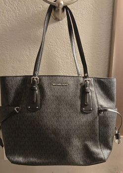 Medium Authentic black Michael kors purse