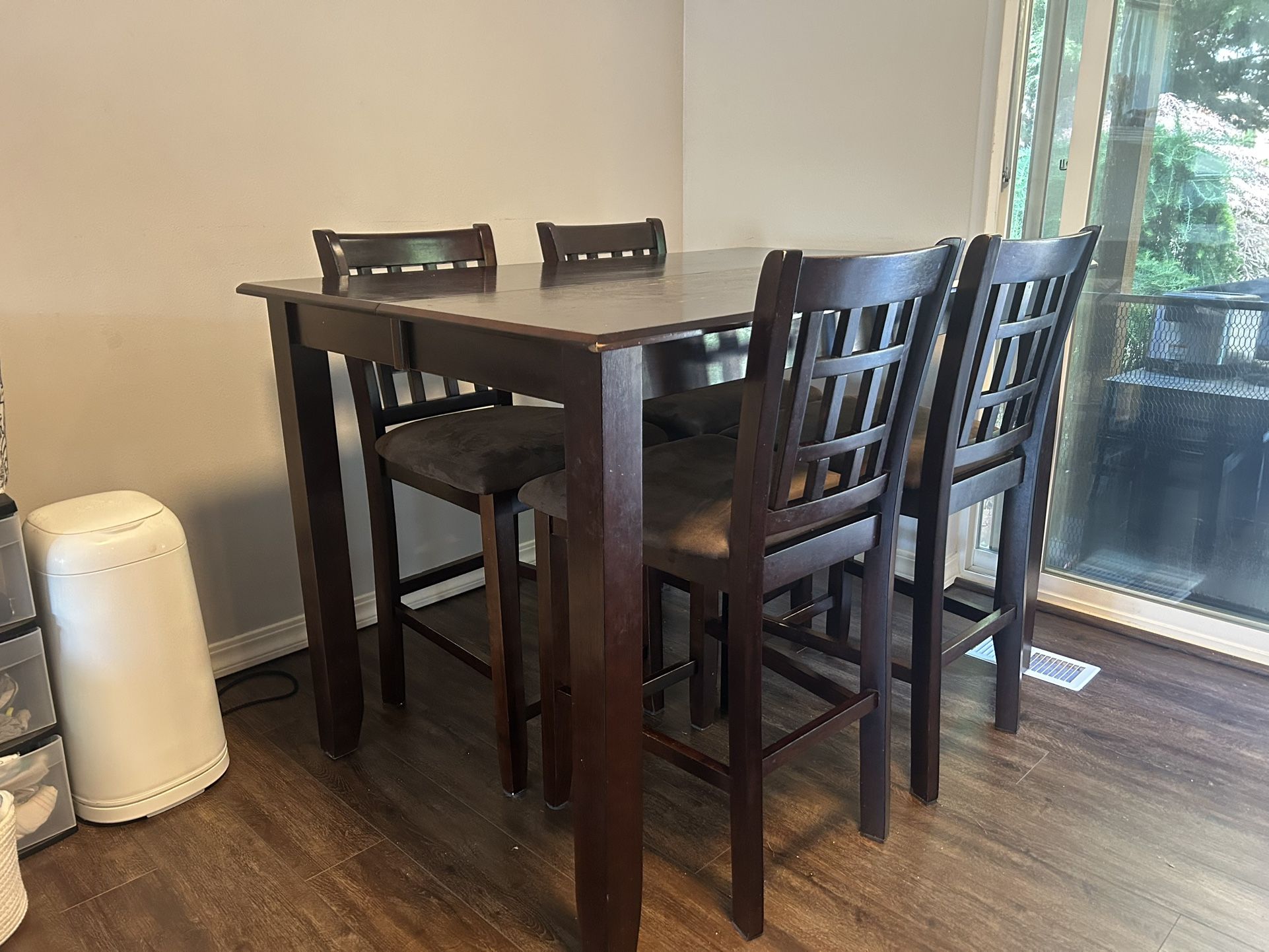 Dining Table & Chairs