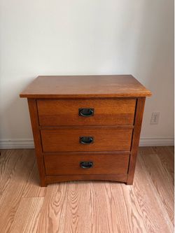 Wooden chest of drawers