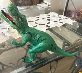 Dinosaur toy mouth lights up / makes sound
