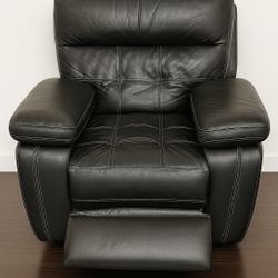 🛋 Black Leather Recliner – Plush & Comfortable 
