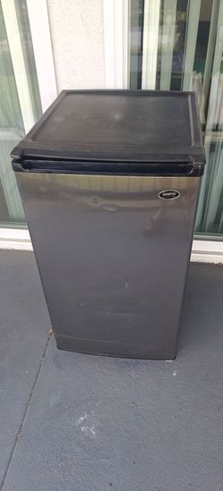 Sanyo model SE-4433S 4.4cuft refrigerator