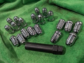 Wheel lugs M12 X 1.25. 2 keys